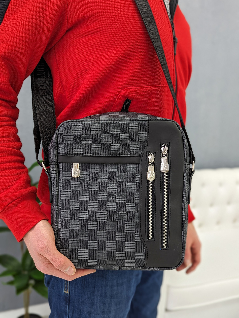 Чоловіча сумка в чорно-сіру клітинку через плече Louis Vuitton якості LUX