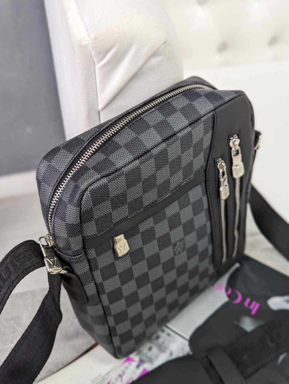 Чоловіча сумка в чорно-сіру клітинку через плече Louis Vuitton якості LUX