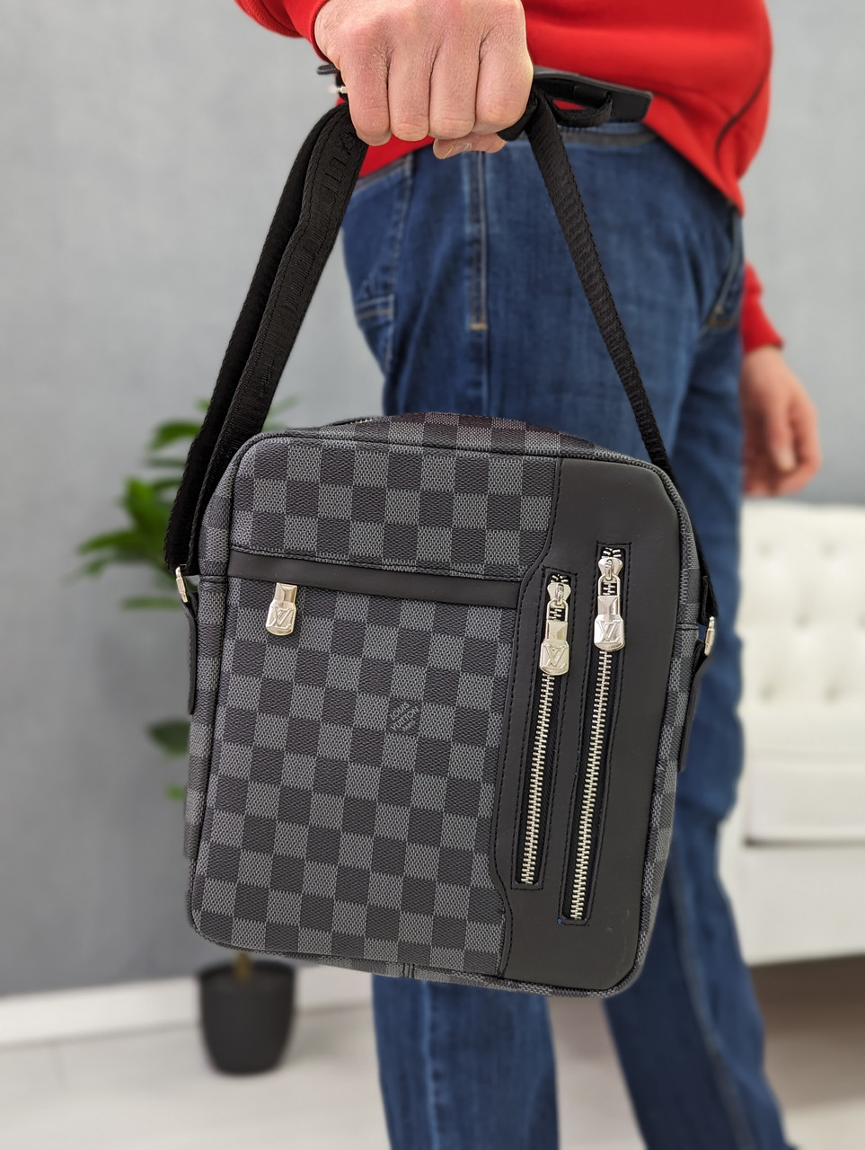 Чоловіча сумка в чорно-сіру клітинку через плече Louis Vuitton якості LUX