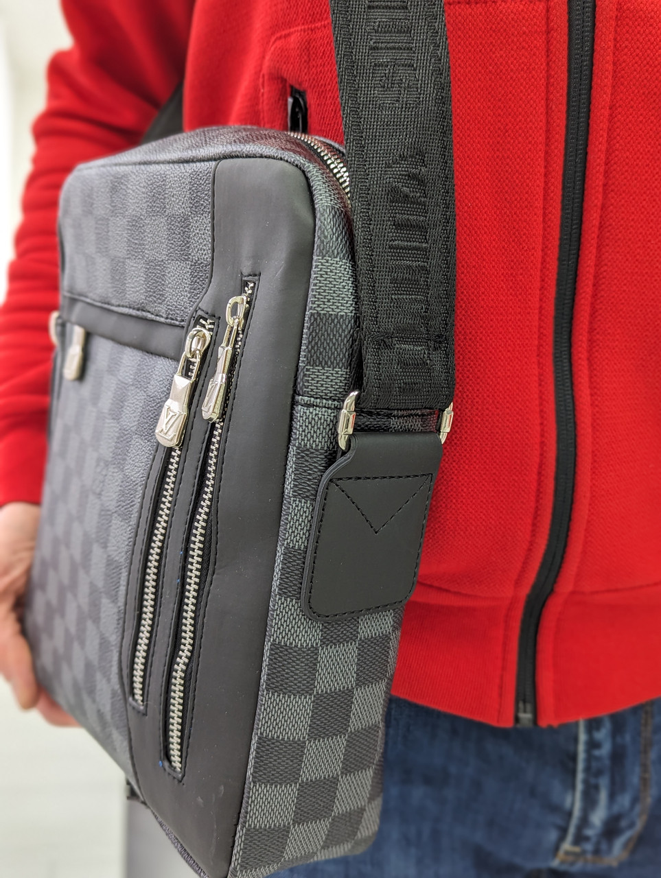Чоловіча сумка в чорно-сіру клітинку через плече Louis Vuitton якості LUX