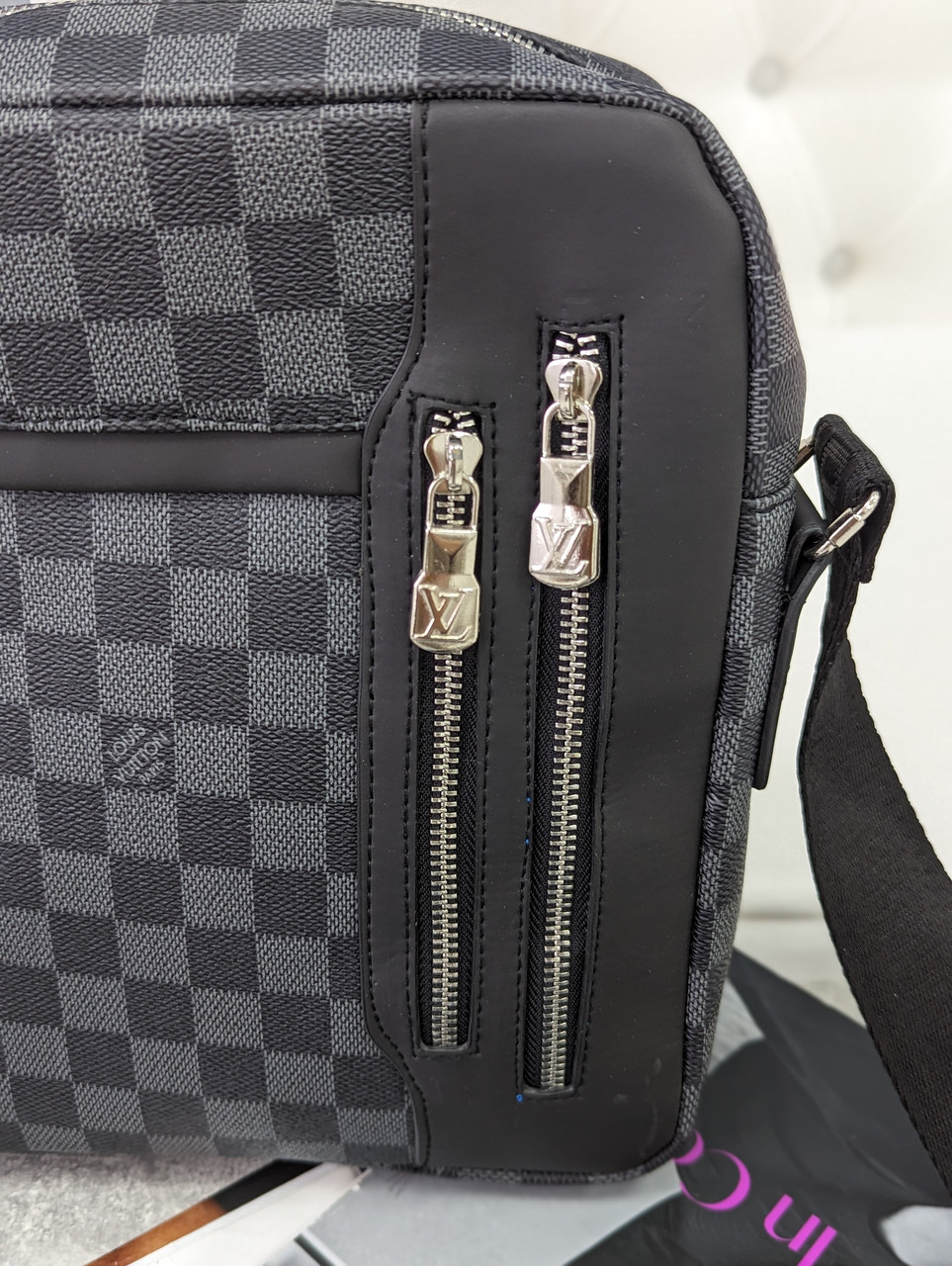Чоловіча сумка в чорно-сіру клітинку через плече Louis Vuitton якості LUX