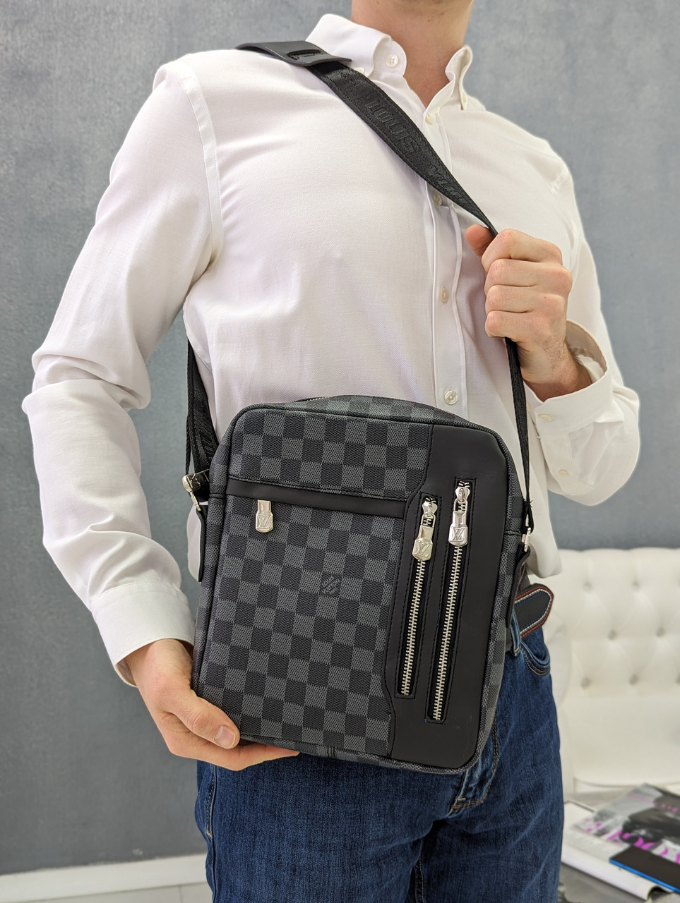Чоловіча сумка в чорно-сіру клітинку через плече Louis Vuitton якості LUX