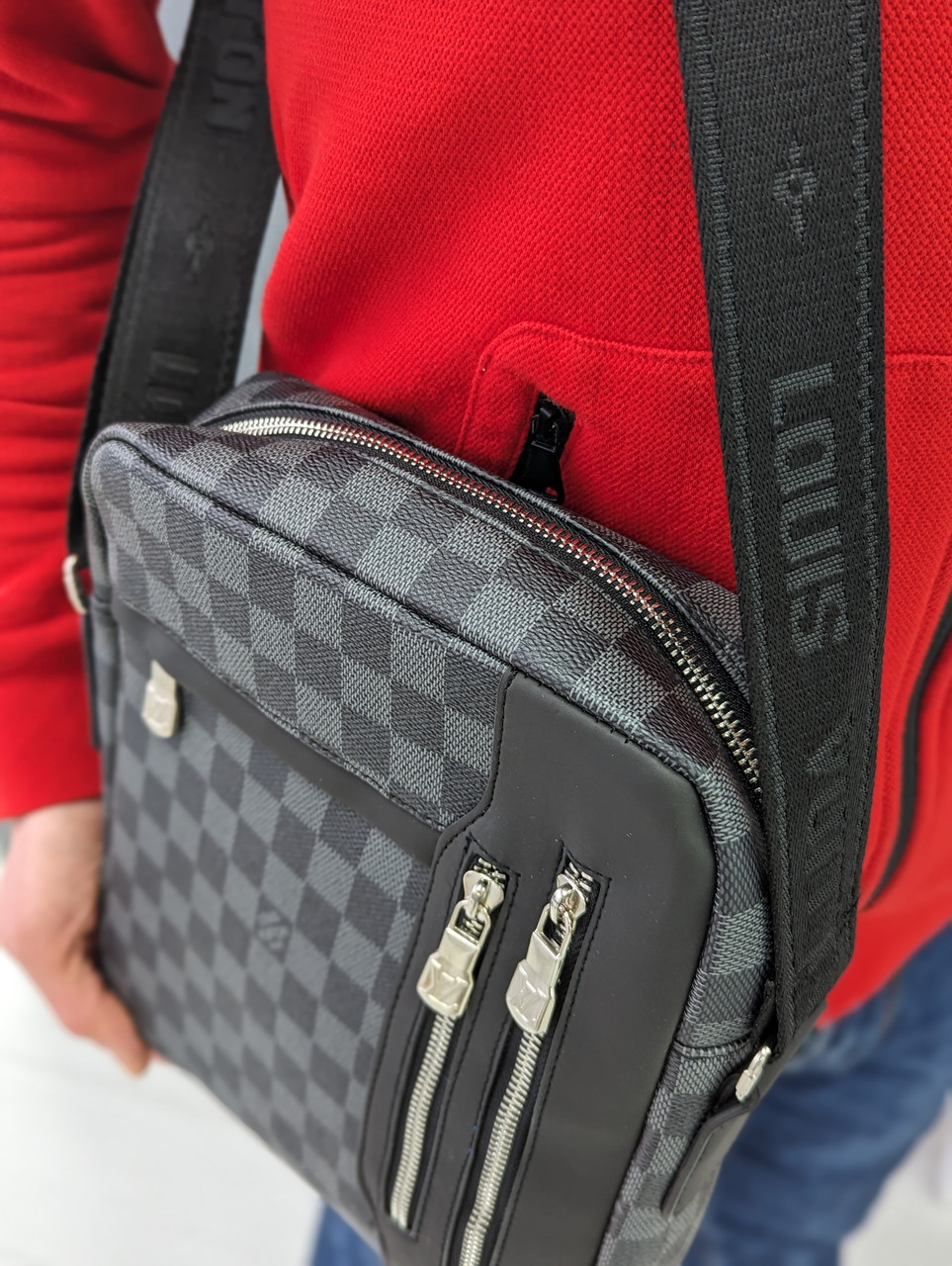 Чоловіча сумка в чорно-сіру клітинку через плече Louis Vuitton якості LUX