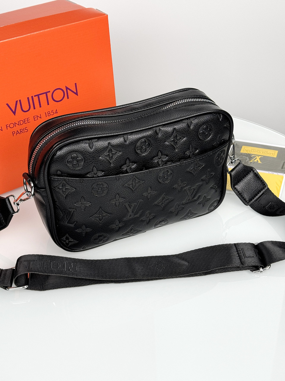 Чоловіча сумка чорного кольору через плече Louis Vuitton якості LUX
