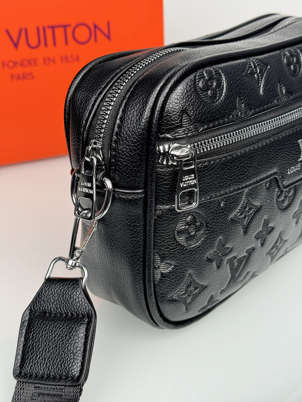Чоловіча сумка чорного кольору через плече Louis Vuitton якості LUX