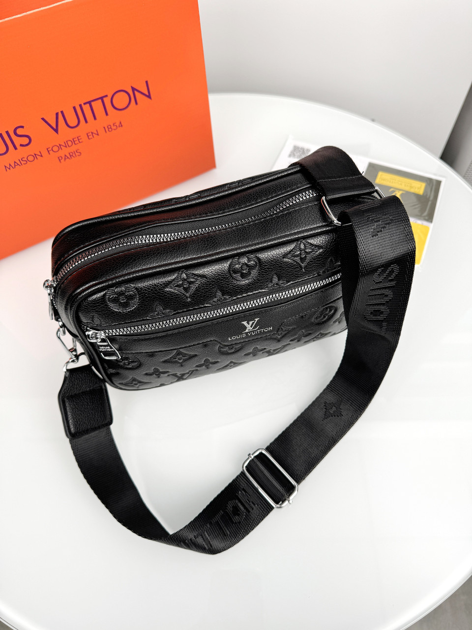 Чоловіча сумка чорного кольору через плече Louis Vuitton якості LUX