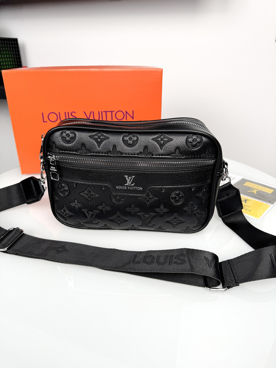 Чоловіча сумка чорного кольору через плече Louis Vuitton якості LUX