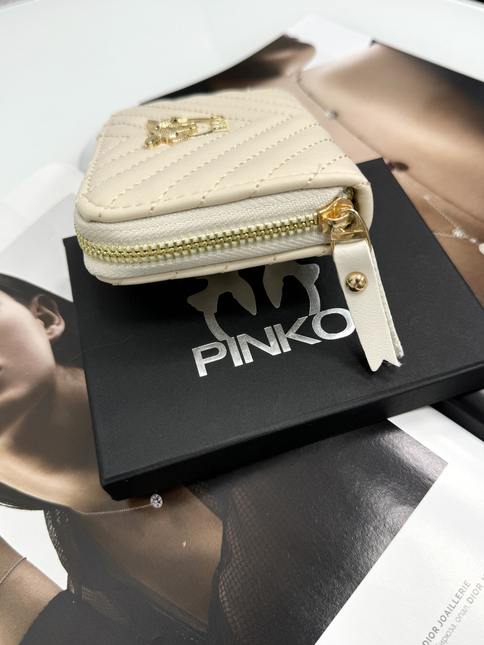 Шкіряний міні гаманець Pinko бежевого кольору в Фімовому пакуванні