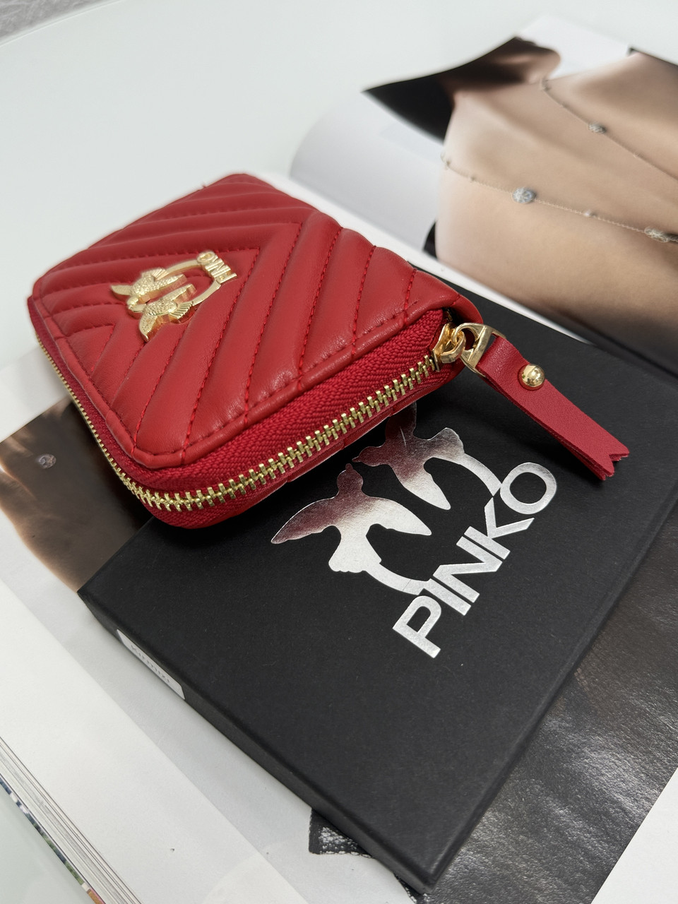 Шкіряний міні гаманець Pinko червоного кольору в Фімовому пакуванні