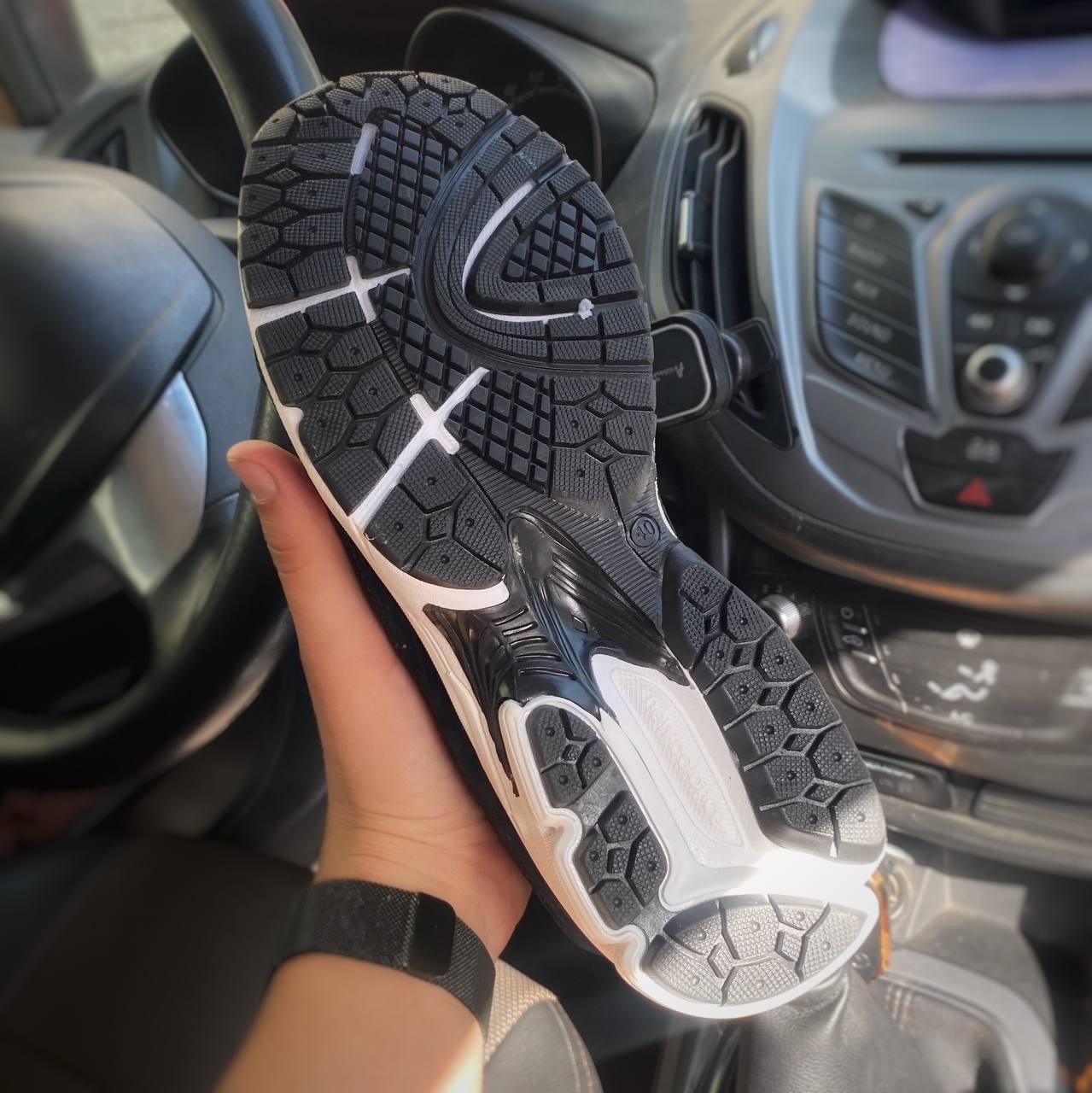 Стильні чоловічі кросівки New Balance 2002r Black White 40-44 41