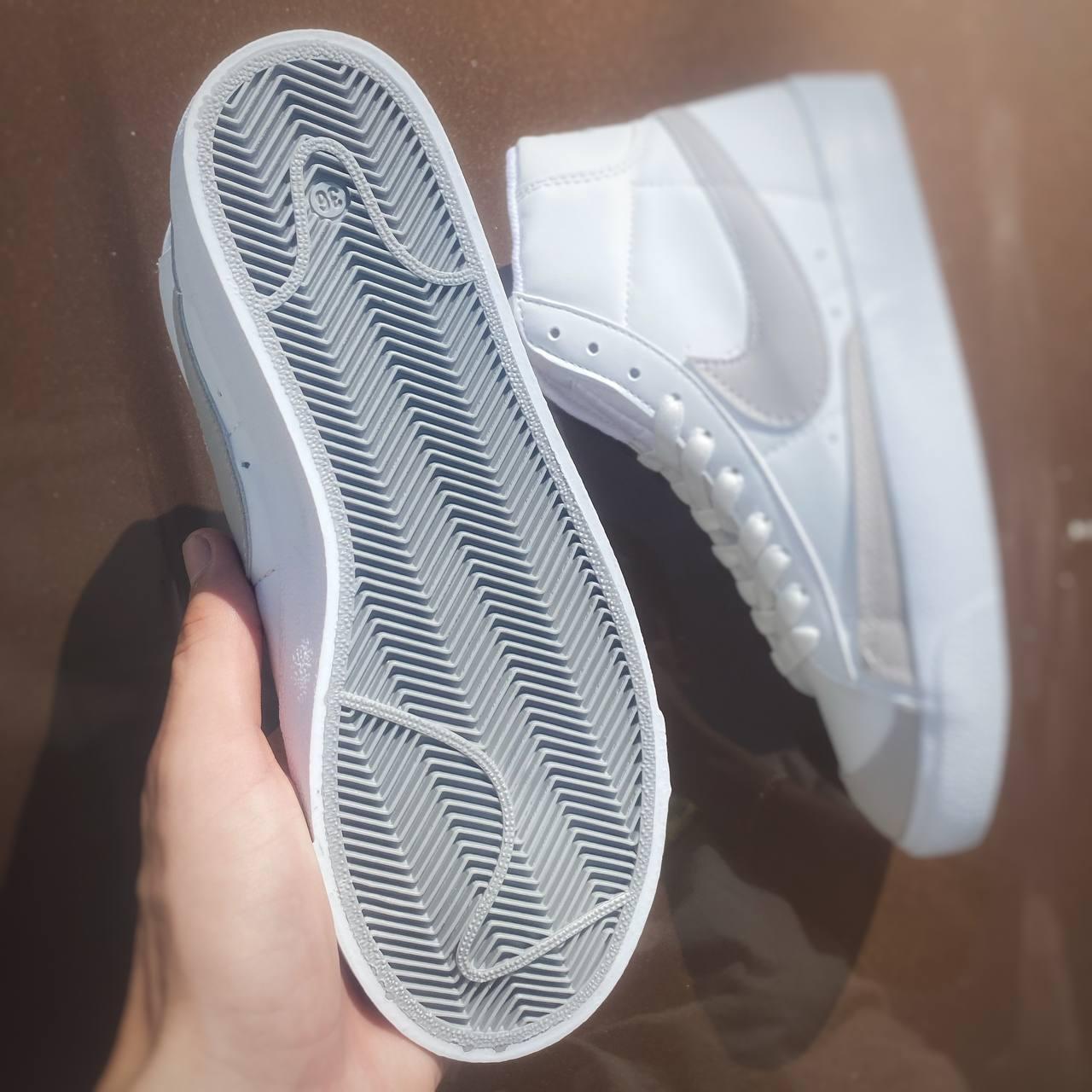 Стильні жіночі кросівки Nike Blazer Mid 77 white grey logo