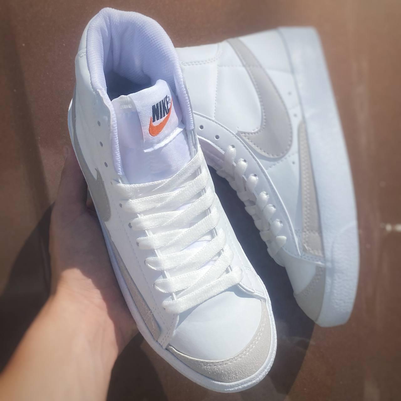 Стильні жіночі кросівки Nike Blazer Mid 77 white grey logo
