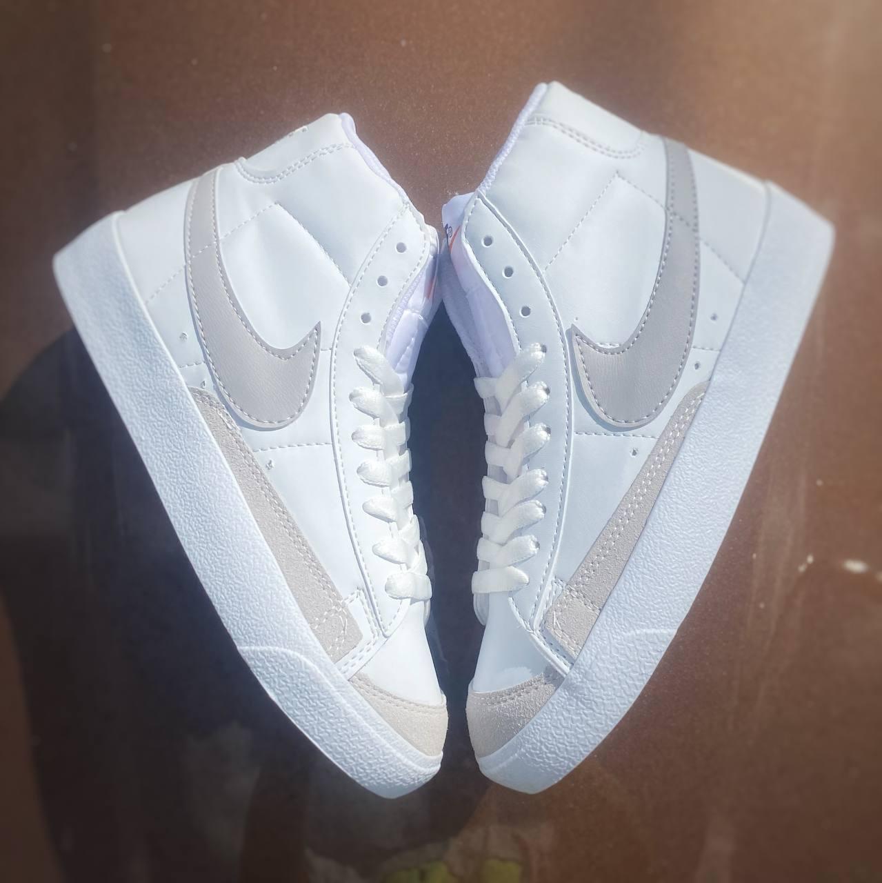 Стильні жіночі кросівки Nike Blazer Mid 77 white grey logo