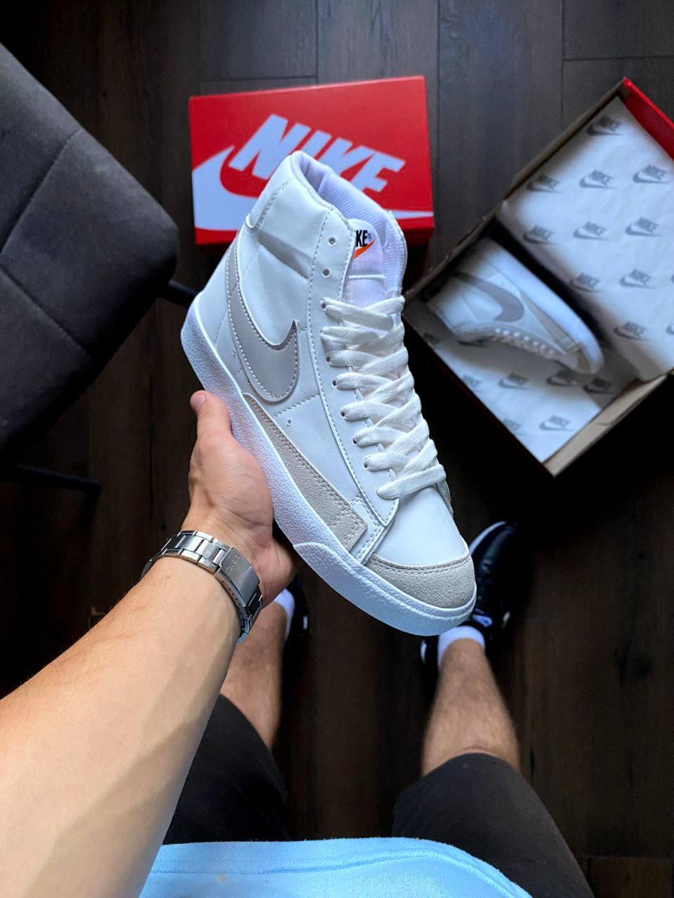 Стильні жіночі кросівки Nike Blazer Mid 77 white grey logo