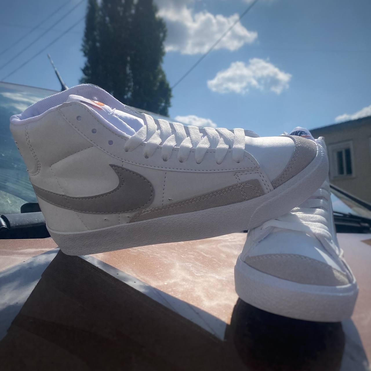 Стильні жіночі кросівки Nike Blazer Mid 77 white grey logo