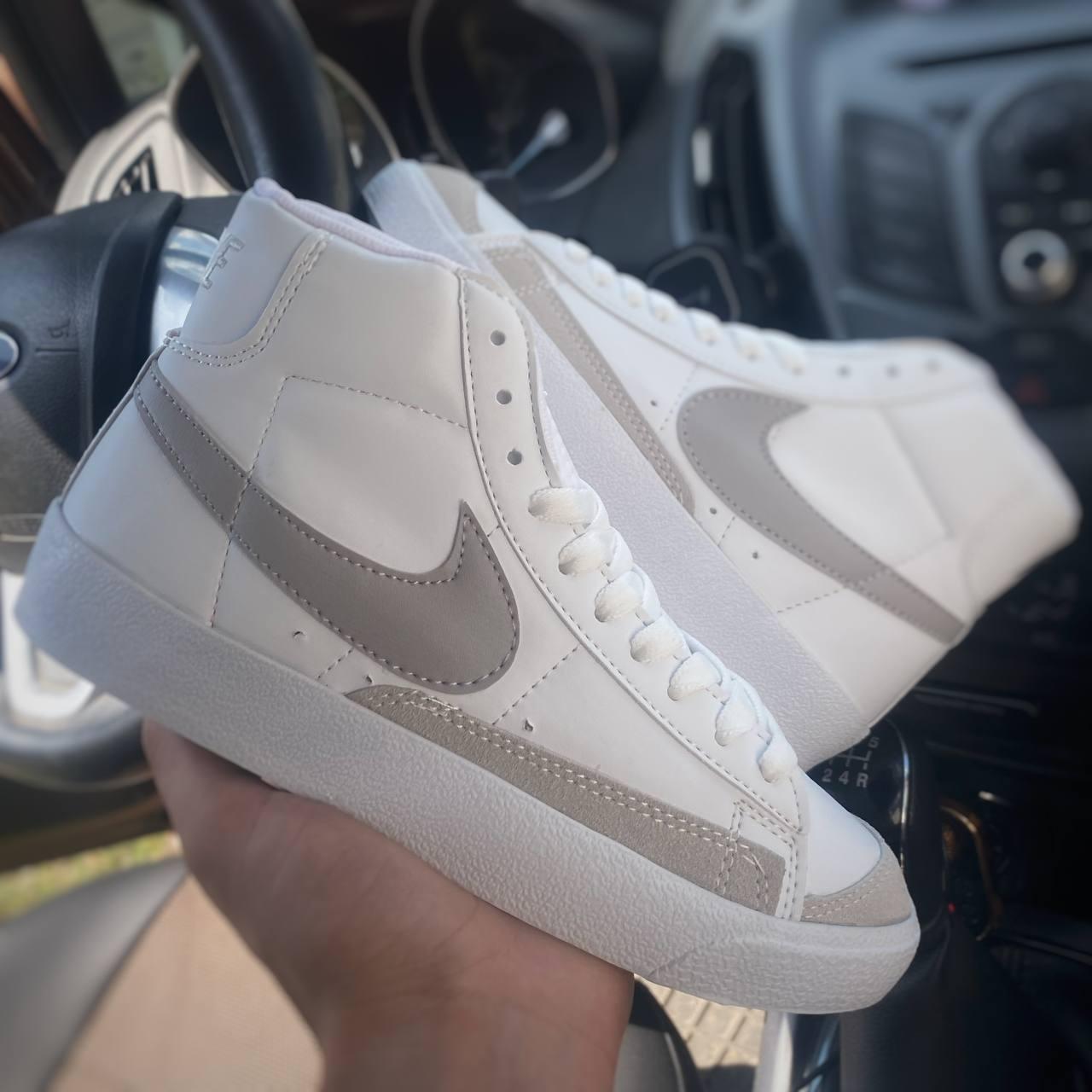Стильні жіночі кросівки Nike Blazer Mid 77 white grey logo