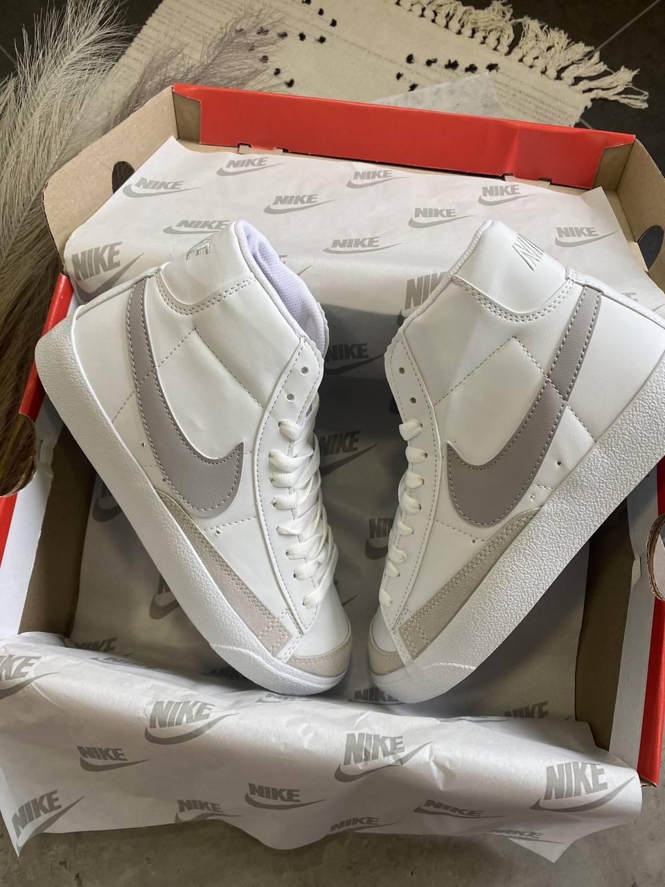 Стильні жіночі кросівки Nike Blazer Mid 77 white grey logo
