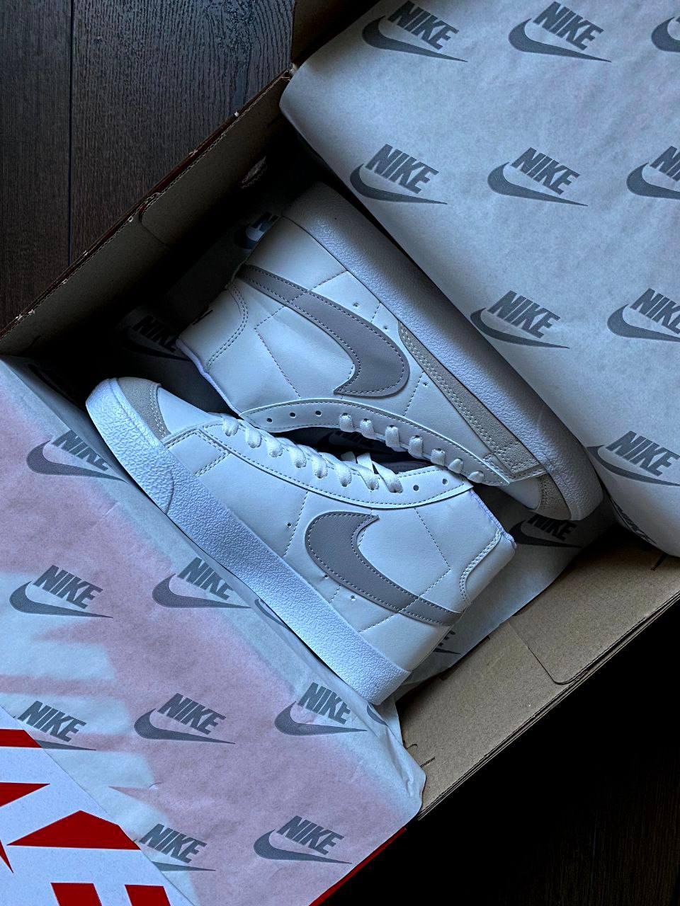 Стильні жіночі кросівки Nike Blazer Mid 77 white grey logo